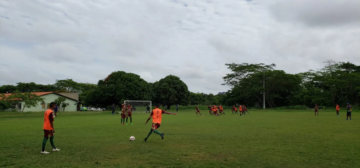 Jogadores do Fluminense-PI treinando cobrança de falta