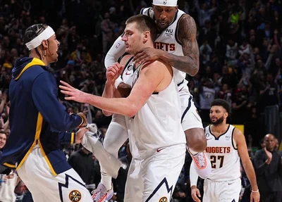 Jogadores do Nuggets abraçam Jokic após cesta que garantiu vitória