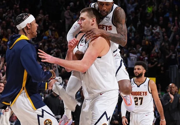 Jogadores do Nuggets abraçam Jokic após cesta que garantiu vitória