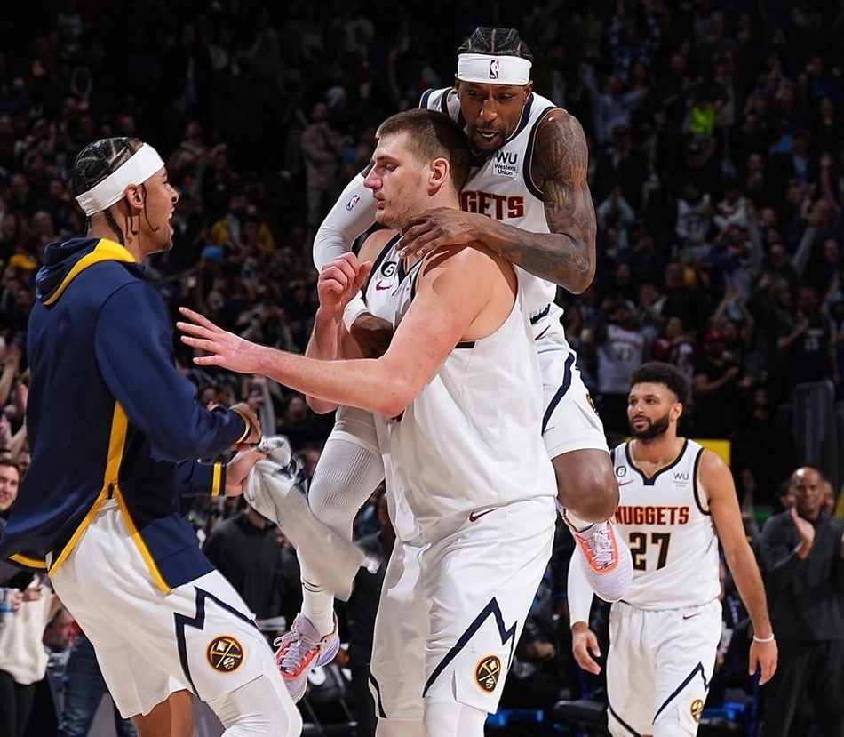 Jogadores do Nuggets abraçam Jokic após cesta que garantiu vitória