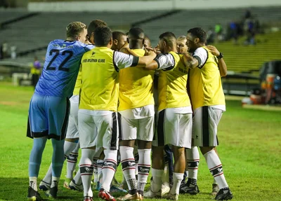 Jogadores do River comemorando gol