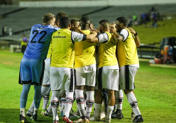 Jogadores do River comemorando gol
