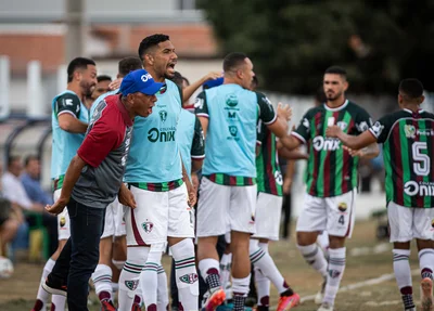 Jogadores e comissão técnica comemoram gol de Augusto