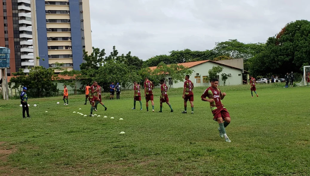 Jogadores realizam treino em conjunto