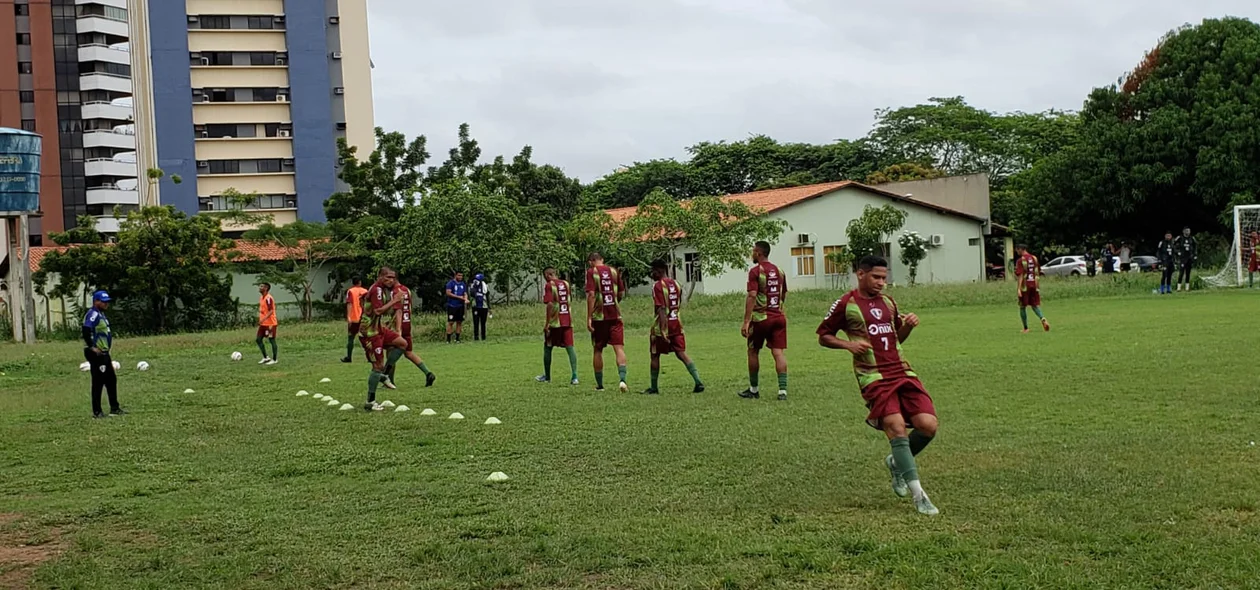 Jogadores realizam treino em conjunto