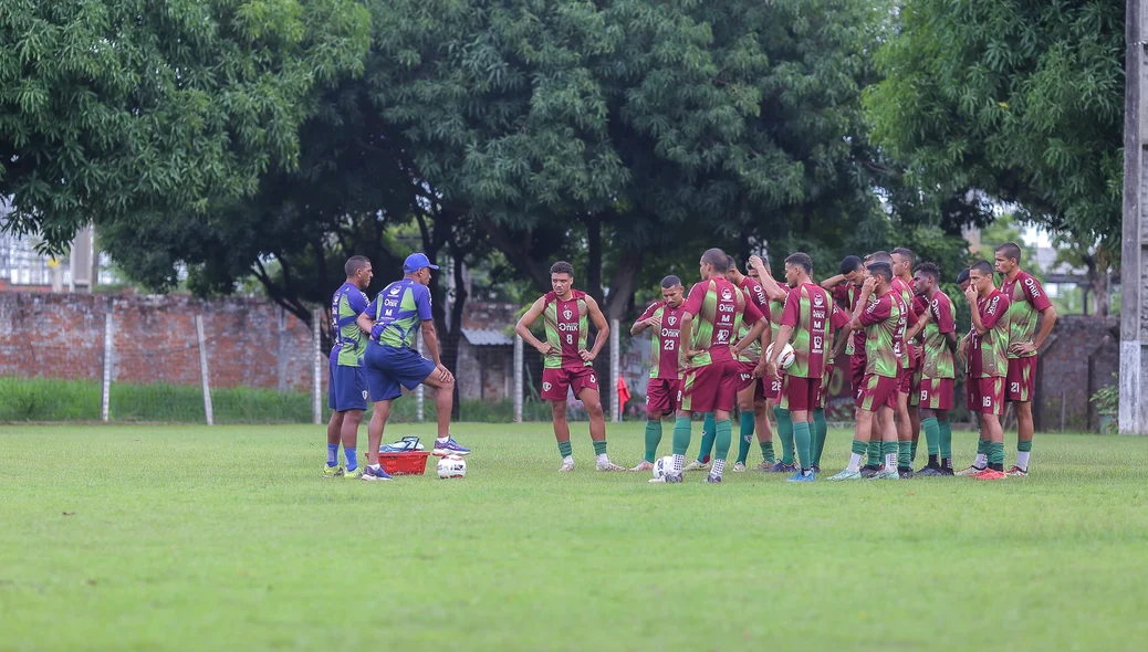 Jogadores reunidos com a comissão técnica