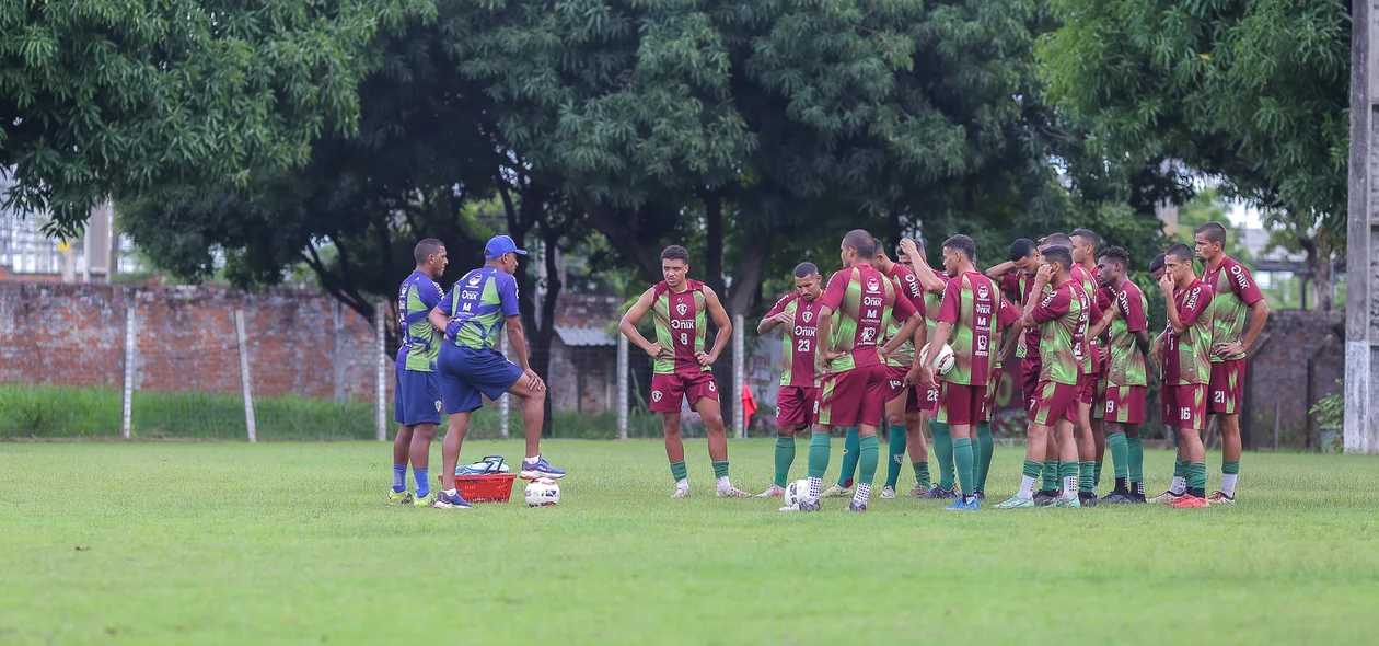 Jogadores reunidos com a comissão técnica