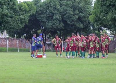 Jogadores reunidos com a comissão técnica