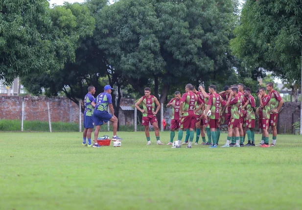 Jogadores reunidos com a comissão técnica
