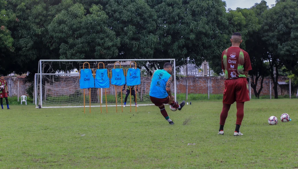 Jogadores treinando cobranças de falta
