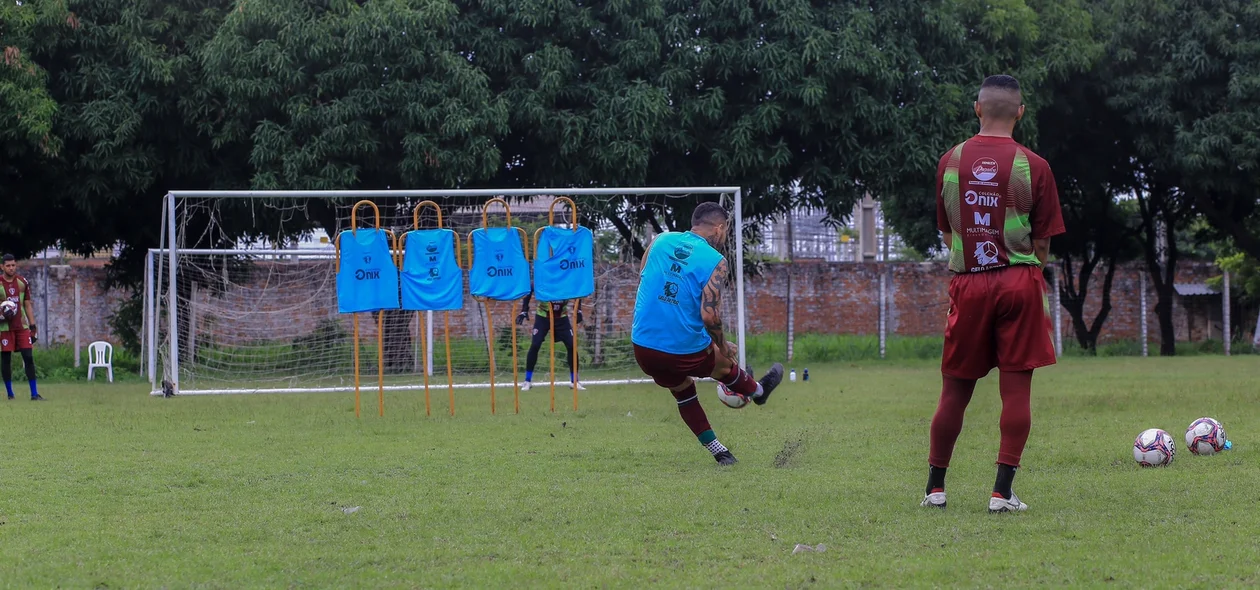 Jogadores treinando cobranças de falta