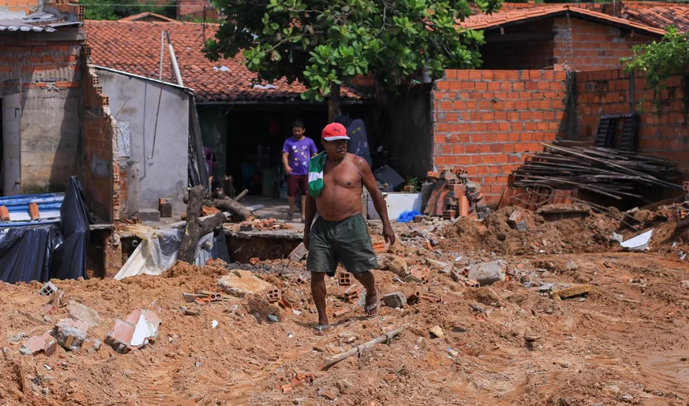 José Galdêncio em meio aos escombros das casas onde filha e sobrinha moravam