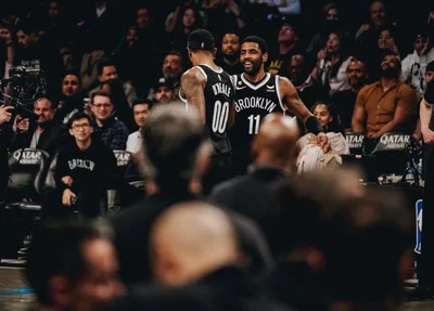 Kyrie Irving e Royce O´Neale comemoram vitória em cima do Lakers
