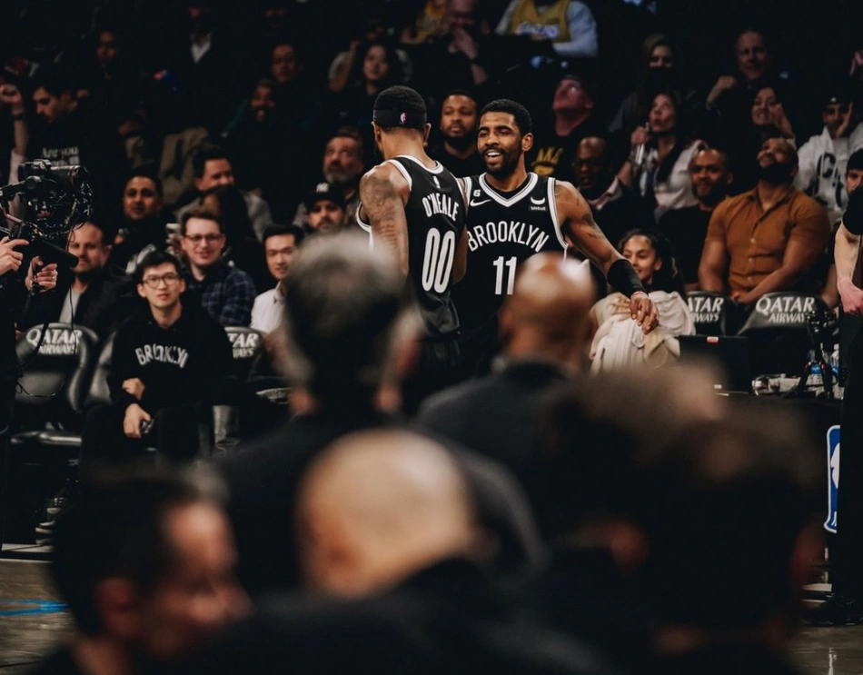 Kyrie Irving e Royce O´Neale comemoram vitória em cima do Lakers