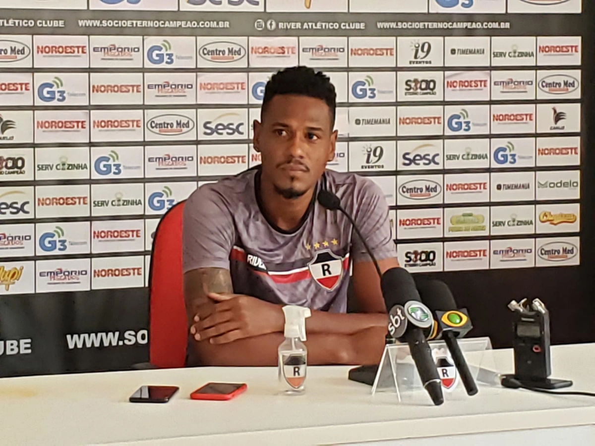 Leandro Amaro, zagueiro do River