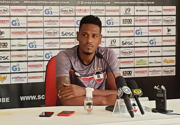 Leandro Amaro, zagueiro do River