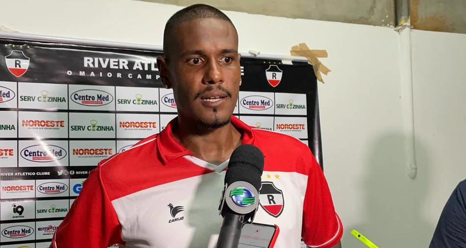 Leandro Amaro, zagueiro do River