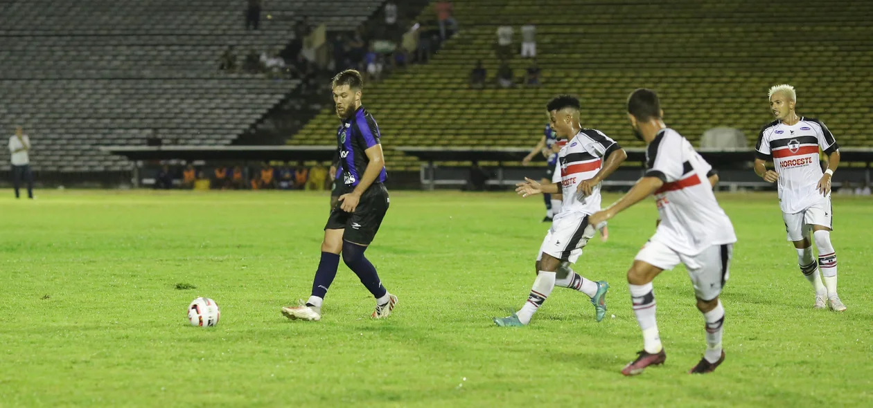 Lucas Bessa tocando a bola