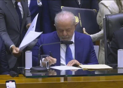 Lula assina termo de posse e assume a Presidência da República pela terceira vez.
