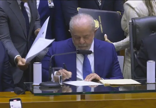 Lula assina termo de posse e assume a Presidência da República pela terceira vez.
