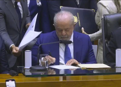 Lula assinando termo de posse