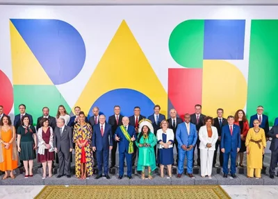 Lula e Alckmin com todos os ministros no dia 1º de janeiro de 2023