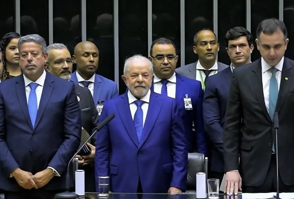 Lula é empossado presidente da República