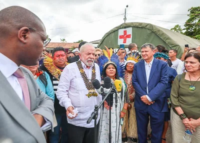 Lula e ministro durante visita ao território Yanomami