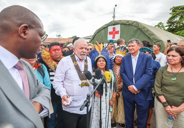 Lula e ministro durante visita ao território Yanomami