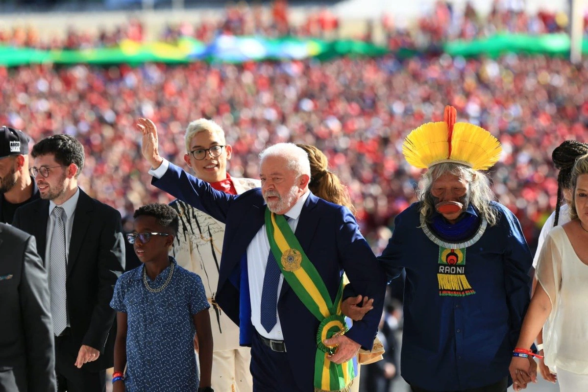Lula recebendo a faixa presidencial