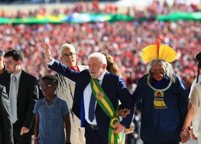 Lula recebendo a faixa presidencial