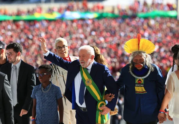 Lula recebendo a faixa presidencial