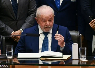 Lula segura caneta em termo de posse na Câmara Federal