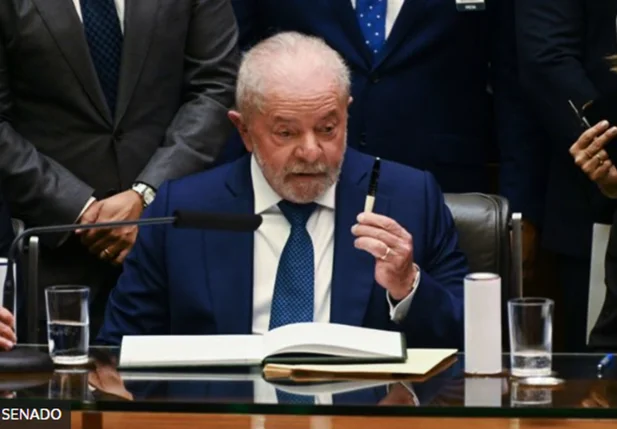 Lula segura caneta em termo de posse na Câmara Federal