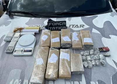Maconha e balanças de precisão apreendidas com o mototaxista