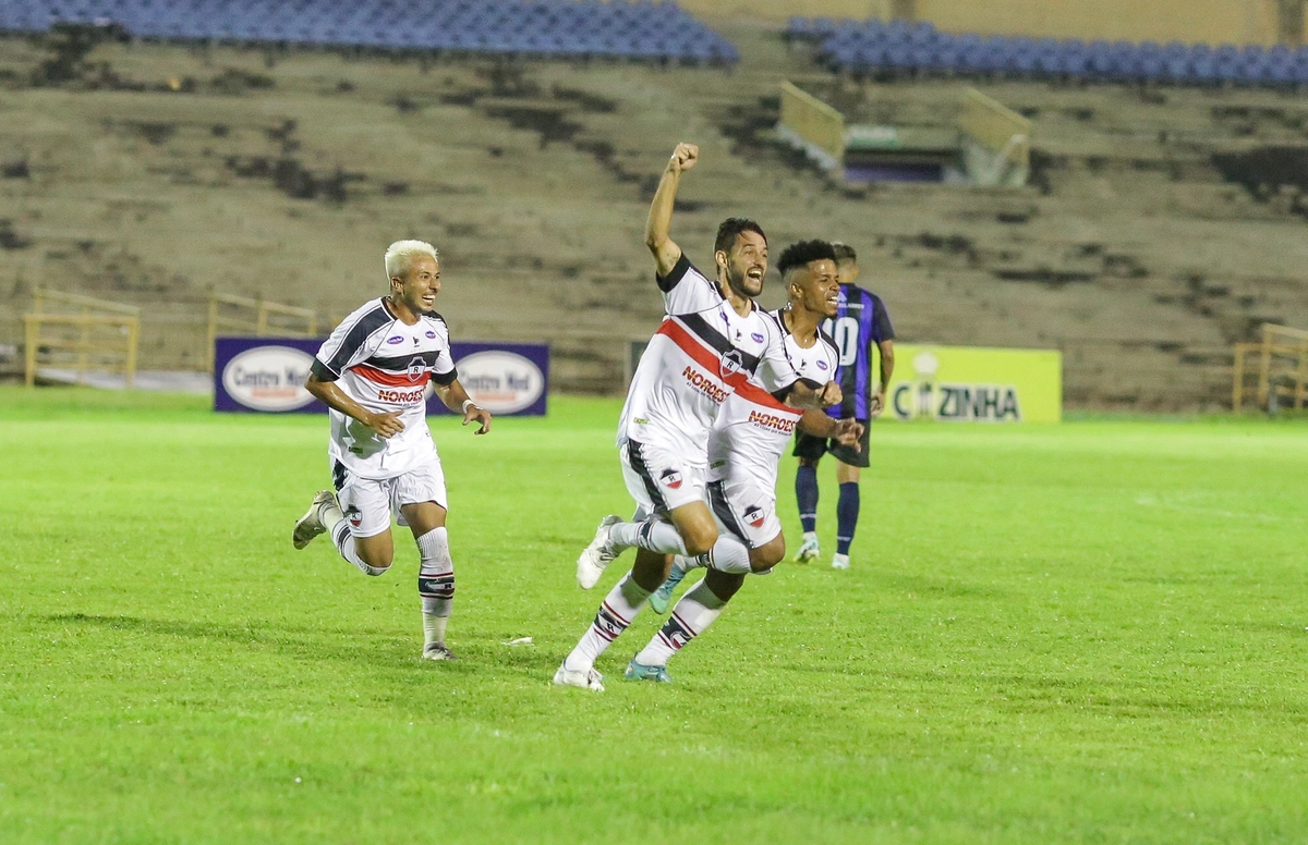 Maicon Campagnolo e Hadrian comemorando gol