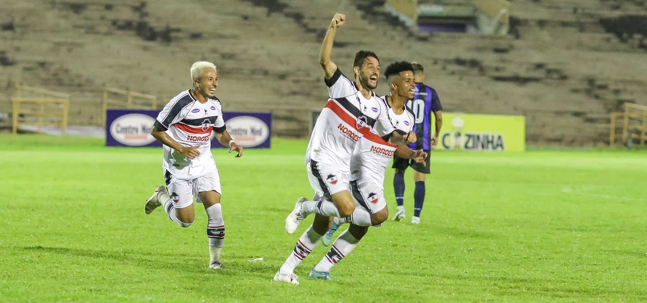 Maicon Campagnolo e Hadrian comemorando gol