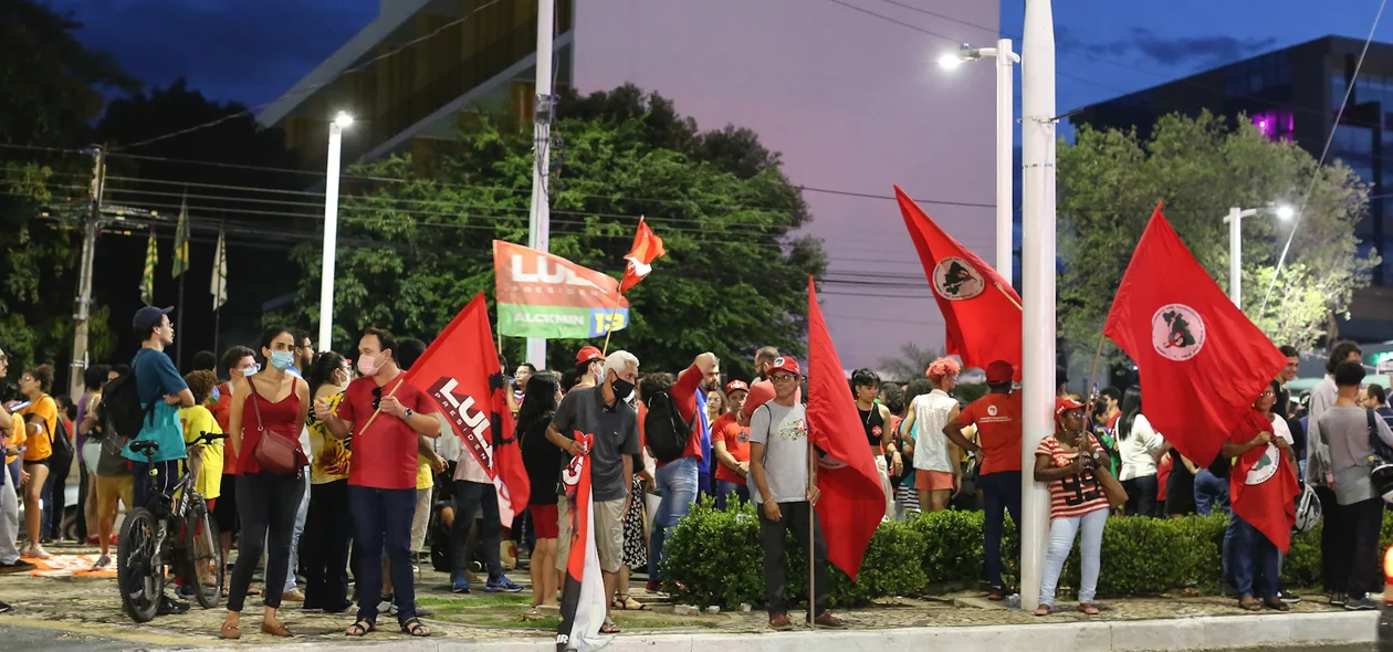 Manifestação no canteiro central da Avenida Frei Serafim