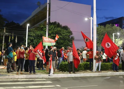 Manifestação no canteiro central da Avenida Frei Serafim
