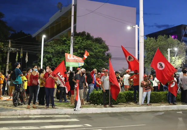 Manifestação no canteiro central da Avenida Frei Serafim