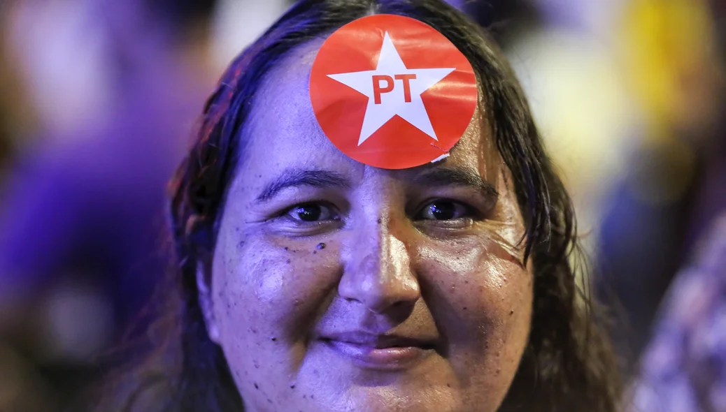 Manifestante com adesivo do Partido dos Trabalhadores