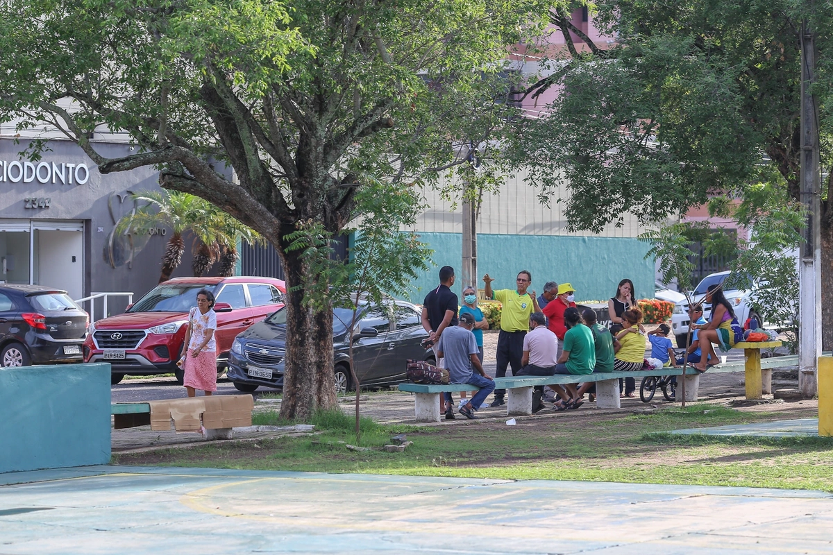 Manifestantes em frente ao 25º BC em Teresina