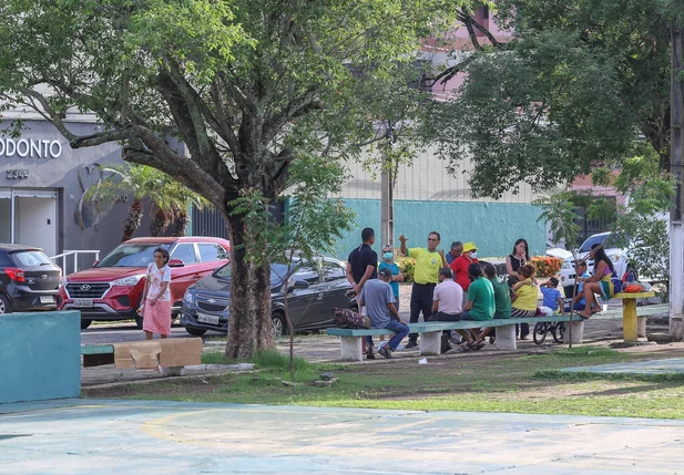 Manifestantes em frente ao 25º BC em Teresina