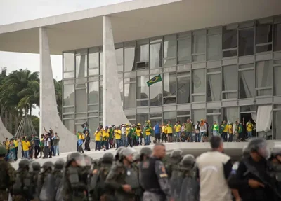 Manifestantes entram no Palácio do Planalto