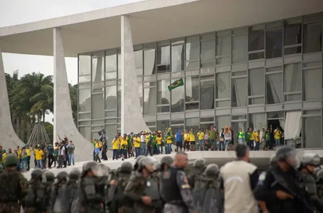 Manifestantes entram no Palácio do Planalto