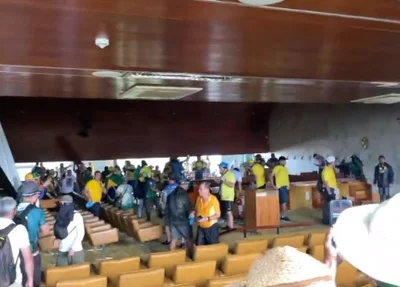Manifestantes ocupam Plenário do STF