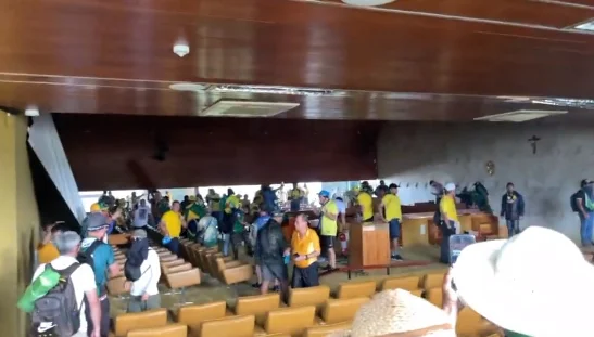 Manifestantes ocupam Plenário do STF