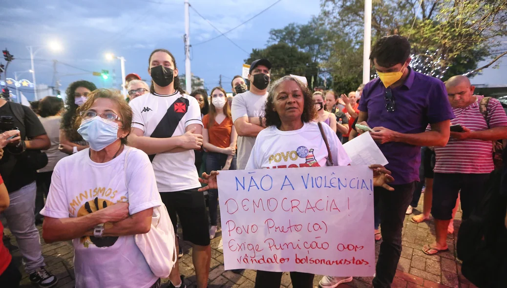 Manifestantes pedindo punição dos responsáveis pelo ato em Brasília