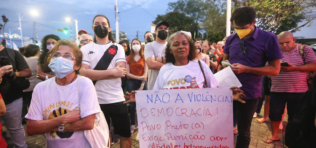 Manifestantes pedindo punição dos responsáveis pelo ato em Brasília