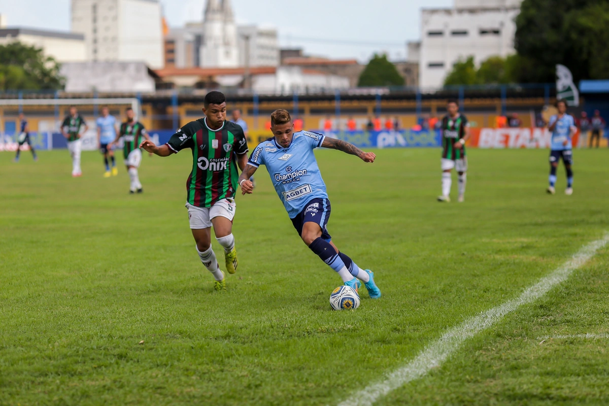 Mauricio marcando jogador do CSA